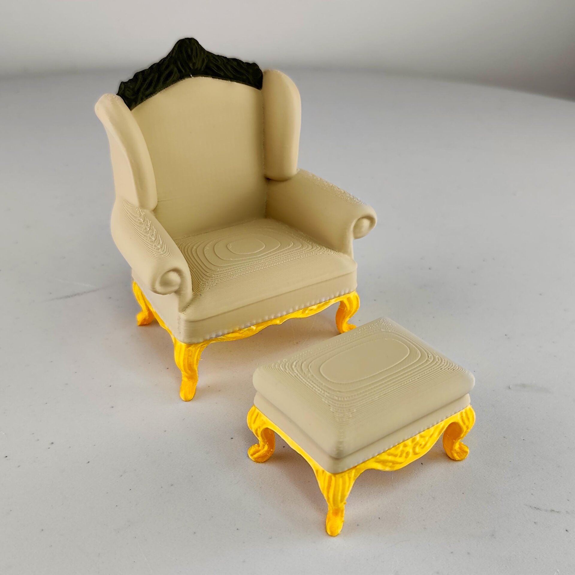 Fauteuil et pouf victoriens 1:12 imprimés en 3D
